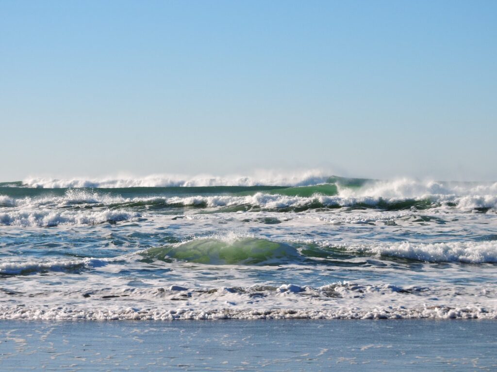 Meer mit Wellen und blauem Himmel